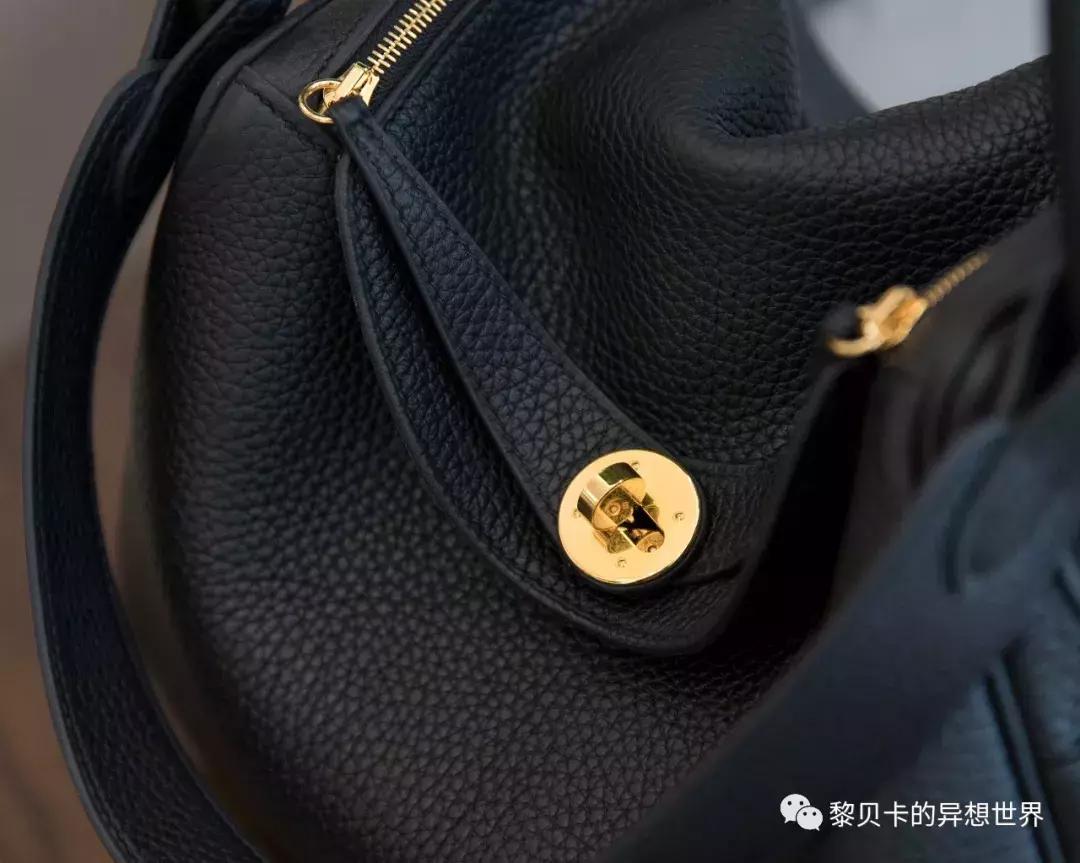 她们买了不少包，但天天背的还是这几个