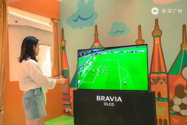 人气王吴卓羲携全城独家世界杯版潮熊Qee空降天汇广场igc!