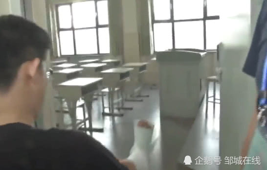 考生骨折行动仙桃特警搀扶进考场,两名考生腿脚骨折特警护送参考