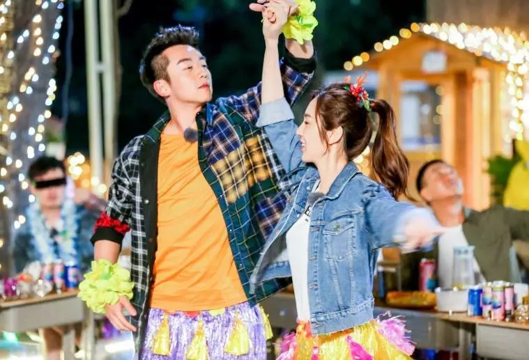 郑恺看她的眼神有多甜 (郑恺看baby和苗苗的眼神对比)