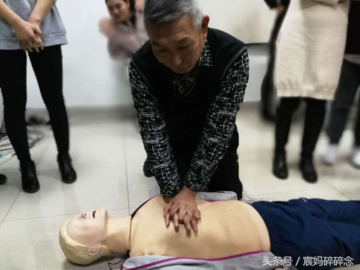 发生意外急救常识 (小常识突发意外时这些方法能救命)