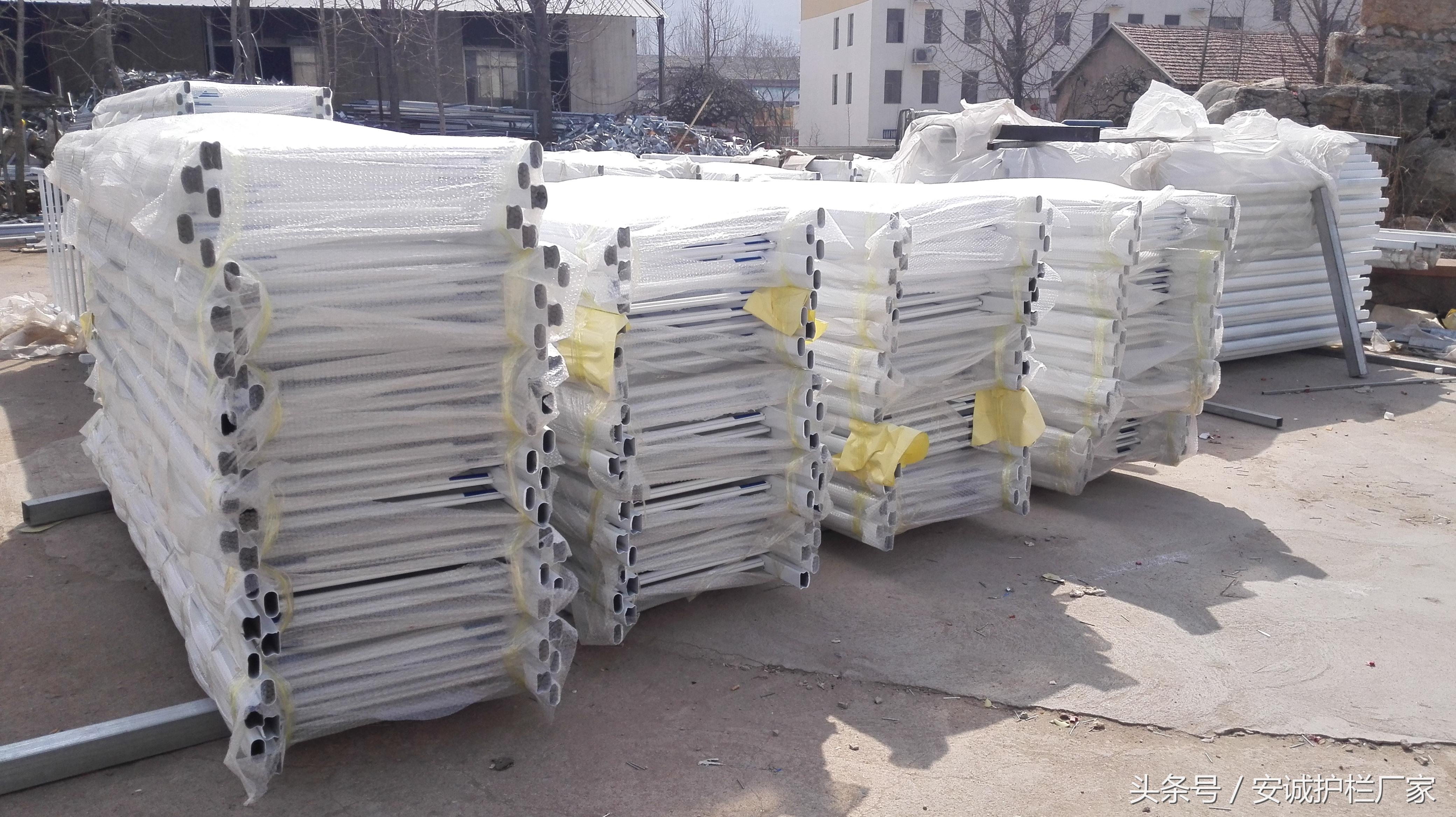 怎么选择护栏厂家渠道,如何选择特色的基坑护栏工厂