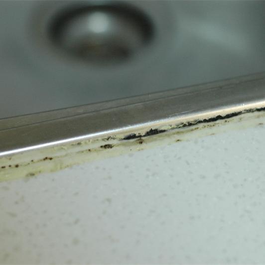 水槽玻璃胶发霉漏水,厨房水槽发霉用美缝剂还是玻璃胶