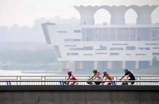 在跑道上尽情挥洒汗水,在运动场上肆意挥洒汗水