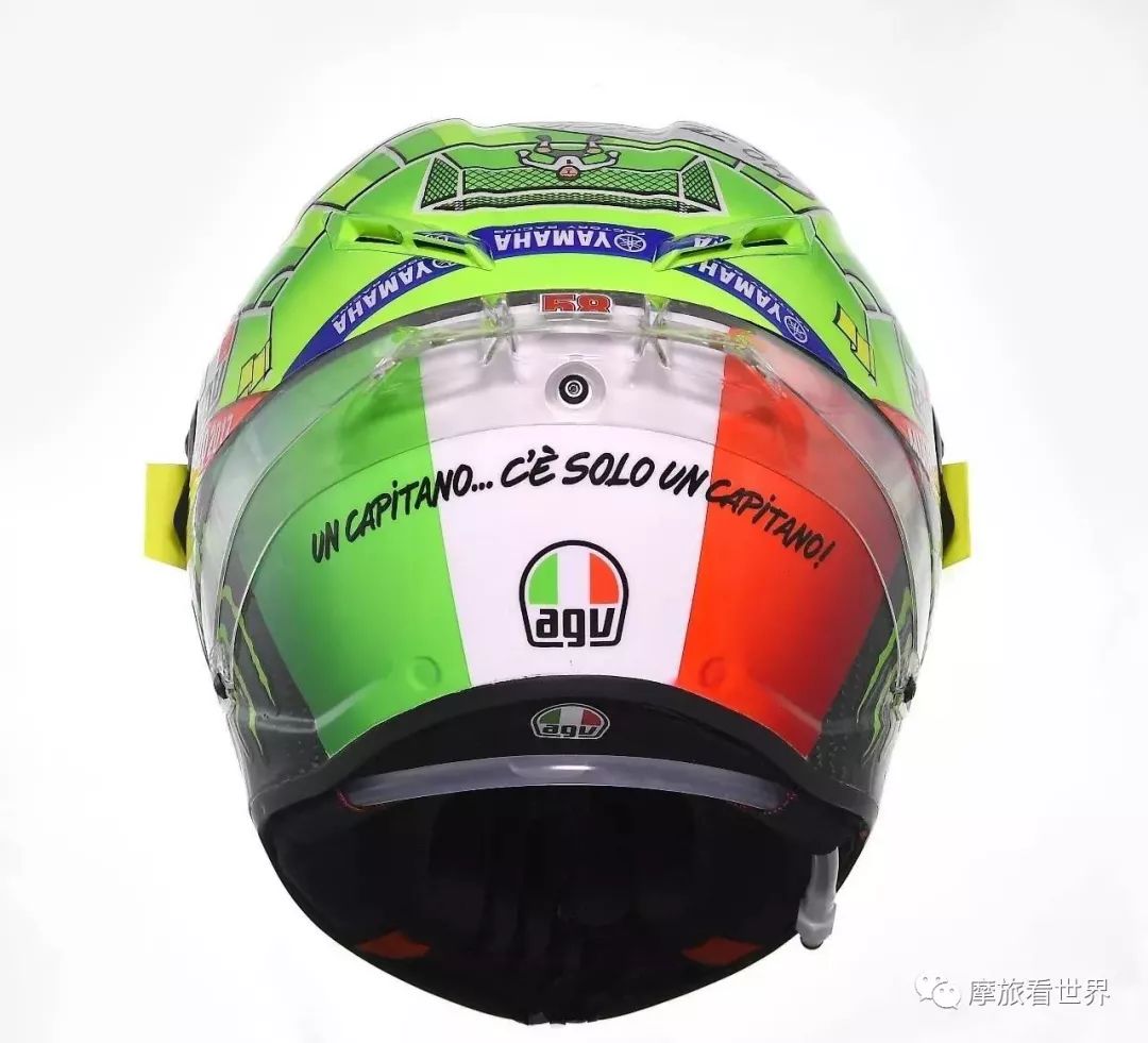 王一博骑摩托帅到爆的瞬间,王一博戴头盔只露眼睛