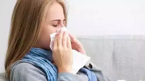 男人睡前肚脐抹风油精有什么功效,女性睡前风油精滴肚脐眼能祛湿气