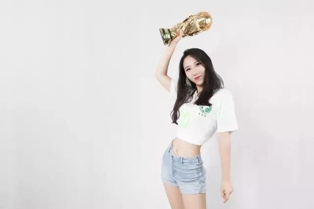 这些空姐都是正宗女球迷