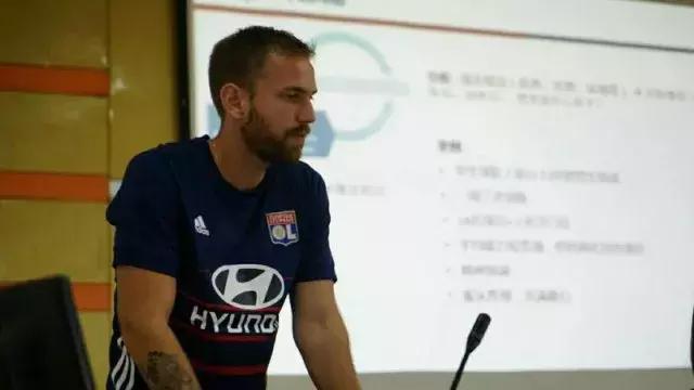 签约仪式足球,青训签约仪式