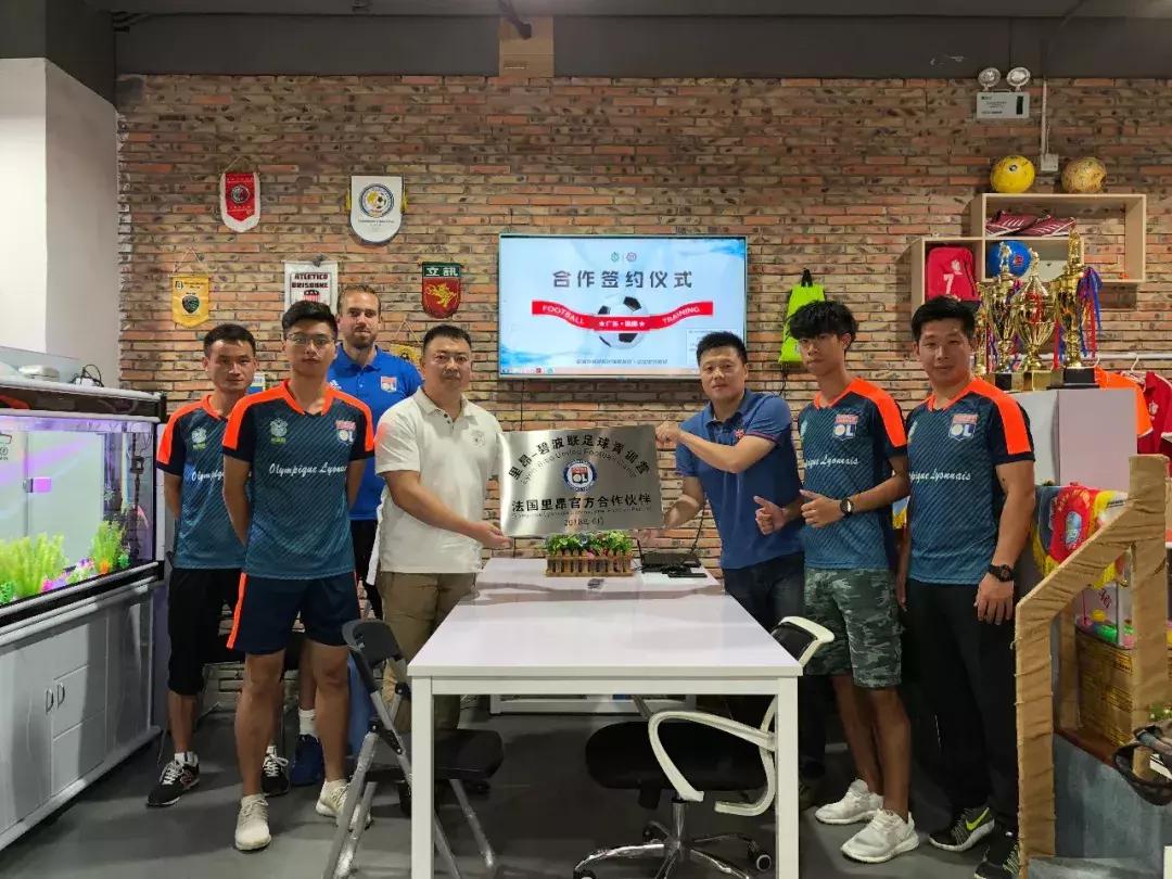 签约仪式足球,青训签约仪式