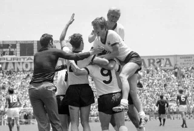 日韩世界杯黑暗时刻贝肯鲍尔,贝肯鲍尔君临天下庆祝动作