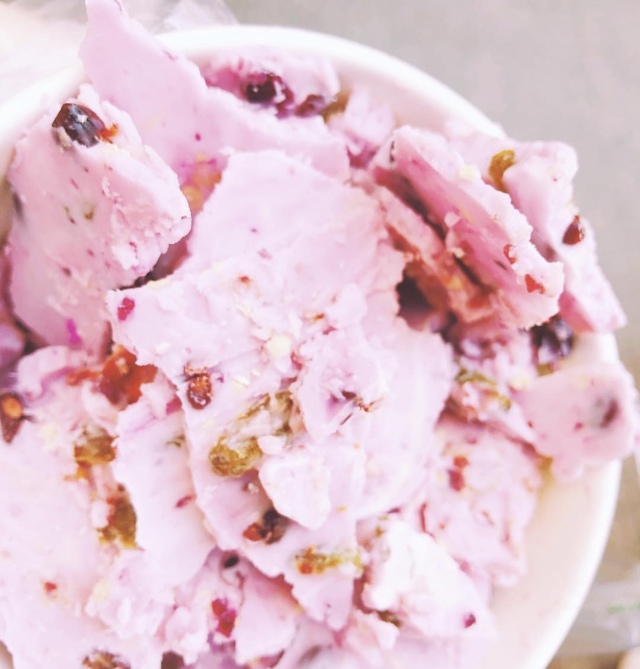 晚上在青岛吹着海风吃海鲜,青岛吹着海风吃着烧烤