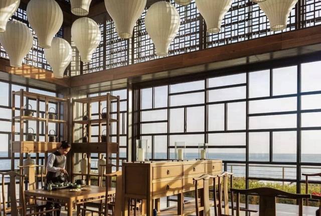 晚上在青岛吹着海风吃海鲜,青岛吹着海风吃着烧烤