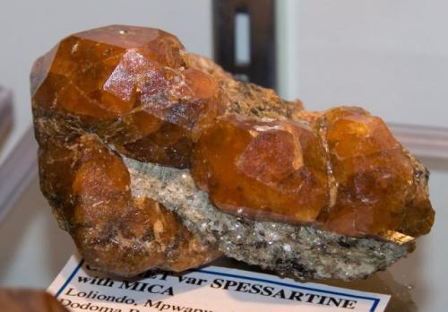 这石头有水果名字，有人称它为女性之石或一月出生者的守护石