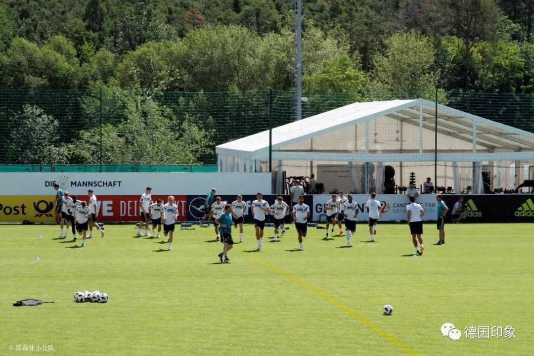 德国夺冠后向观众展示大力神杯,2022世界杯德国队虽败犹荣