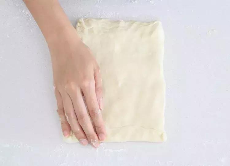 层层酥脆奶香浓郁太好吃了,榴莲酥有层次的酥皮