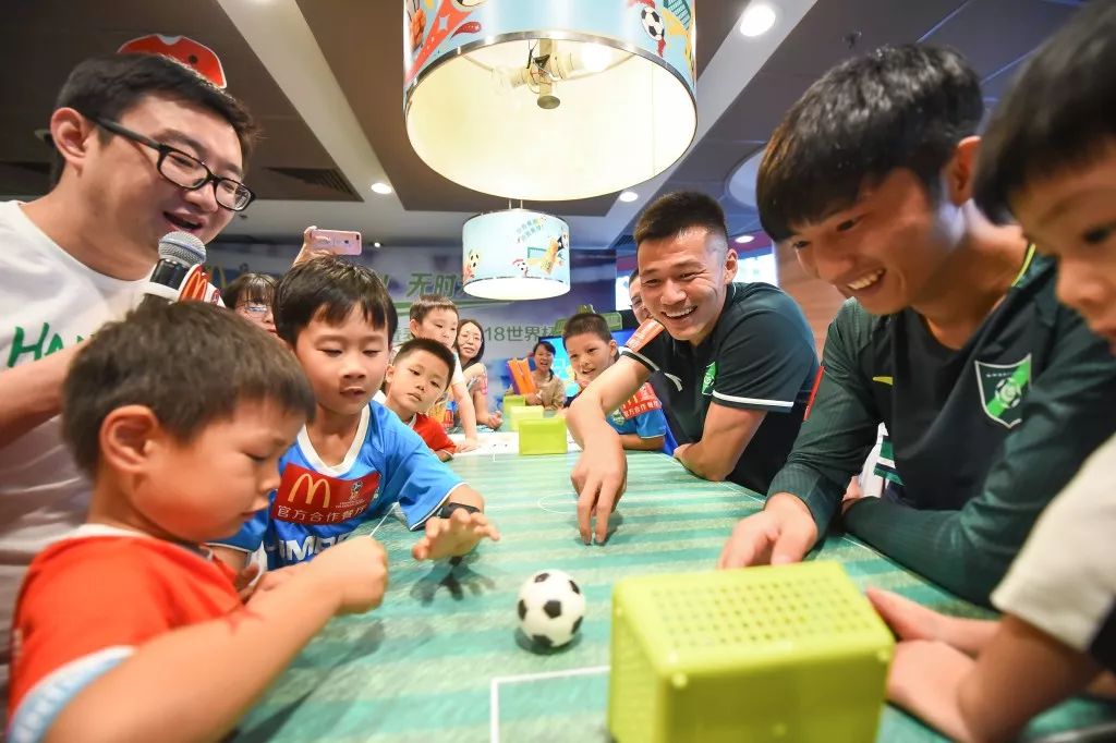 太Crazy了！绿城球员在麦当劳里踢足球！