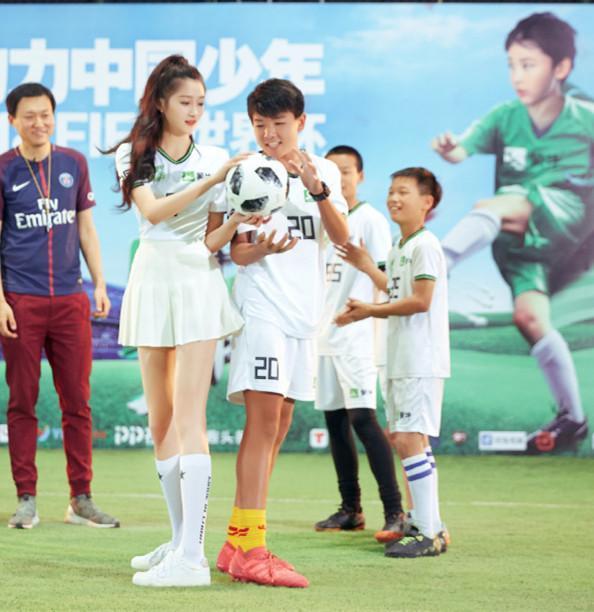 杨幂晒照秀窈窕身材,杨幂秀腿元气