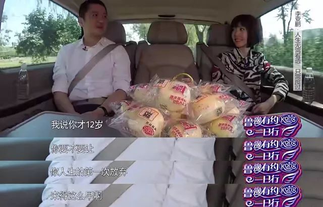 李亚鹏女儿成绩如何,李亚鹏教女儿学琴