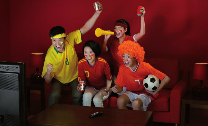 女朋友陪男友看世界杯,男友陪女友看世界杯