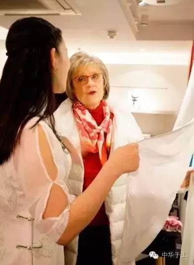 送苏州女人一件苏式旗袍就行了,如果不行就两件……