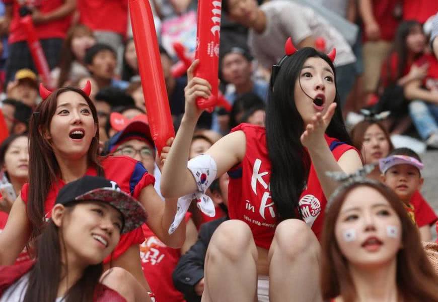 世界杯最火的“乳神”！巴拉圭乳神：没有口袋只好把手机放胸罩里