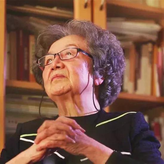 94岁裸捐1857万，她是中国最后一个穿裙子的先生，却从未上热搜，少人问津……