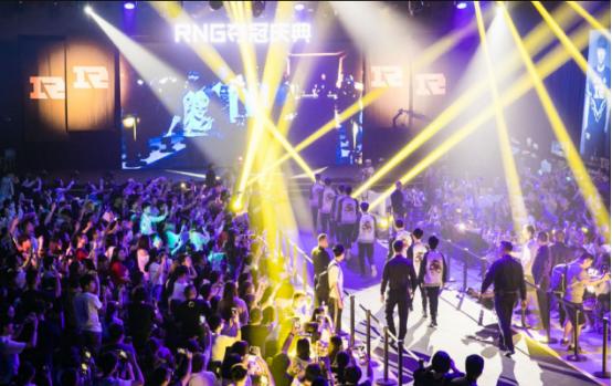 rng夺冠粉丝泪目,rng夺冠中国粉丝庆祝震撼场面