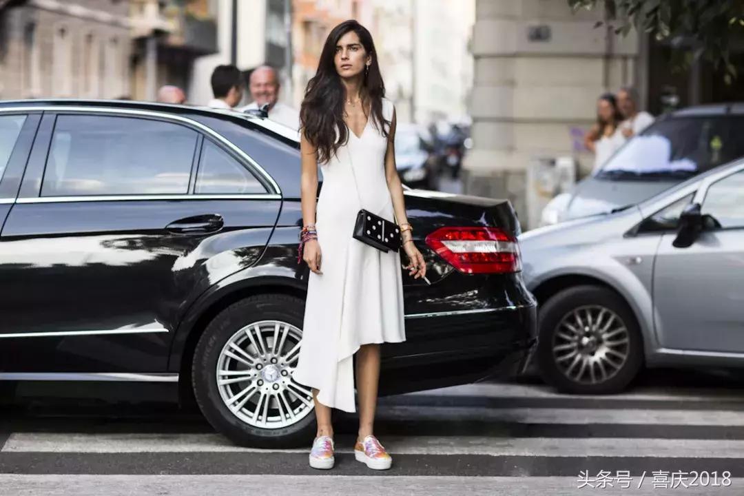 怎么把普通吊带穿的很时髦,小吊带怎么穿比较好看