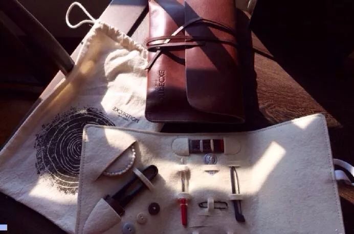 如何去除新皮包刺鼻的味道,新买的皮包特别硬正常吗