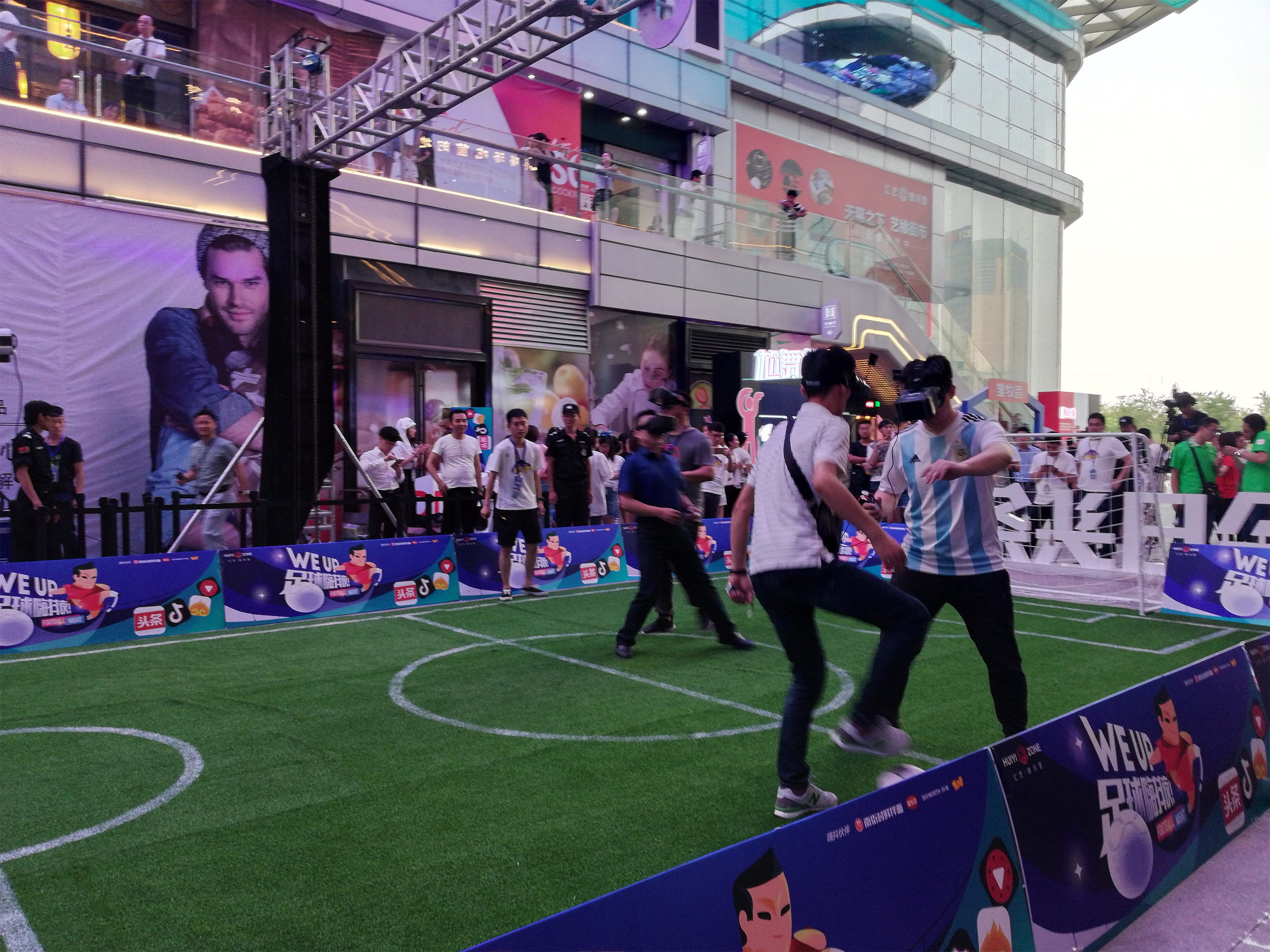 郑州汇艺银河里天幕图片,汇艺银河里天幕现在开了吗