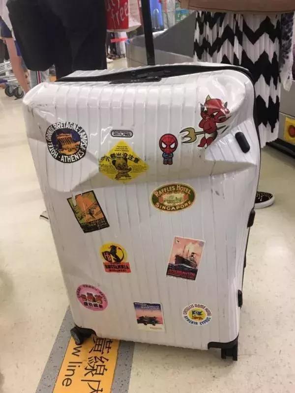 坐飞机时托运的行李都经历了什么,飞机行李托运经历了什么