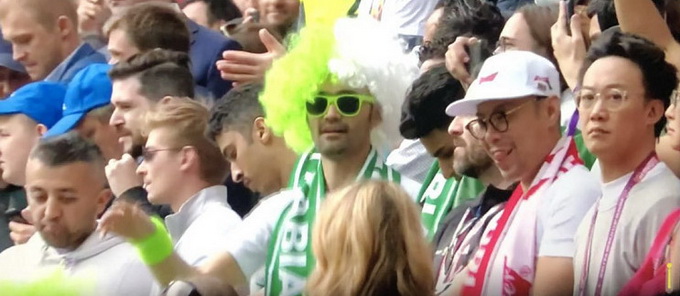 开幕式奏唱国歌,开幕式上竖中指