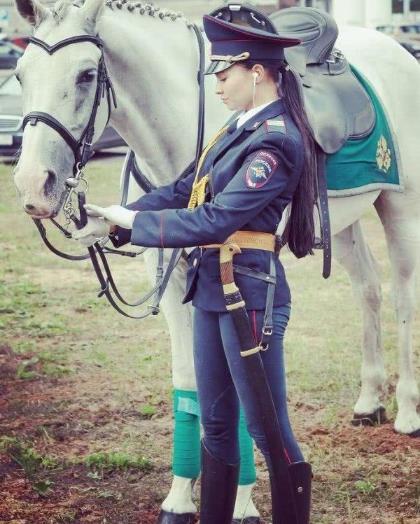 看完俄联邦足球宝贝，看女骑警