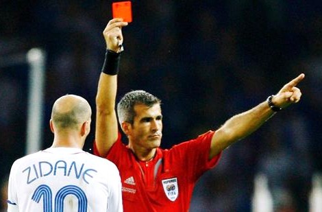 足球什么时候有红黄牌,足球赛场上红黄牌最多的一场