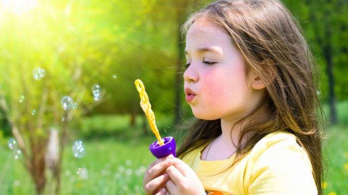 小孩子胆小害羞不敢跟小朋友玩,孩子胆小害羞不敢和别人交流文案