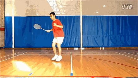 在羽毛球场上怎样用球训练步伐,羽毛球步法球场练习