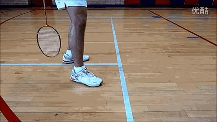 在羽毛球场上怎样用球训练步伐,羽毛球步法球场练习