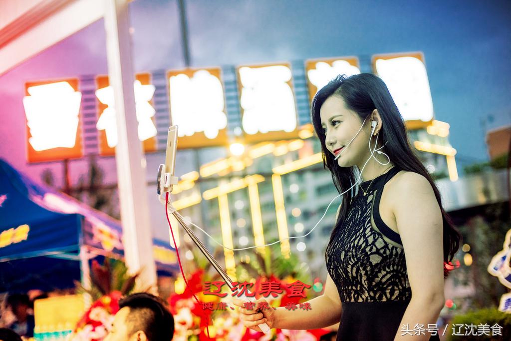 世界杯开幕球迷狂欢,世界杯预选赛沈阳足球现场球迷