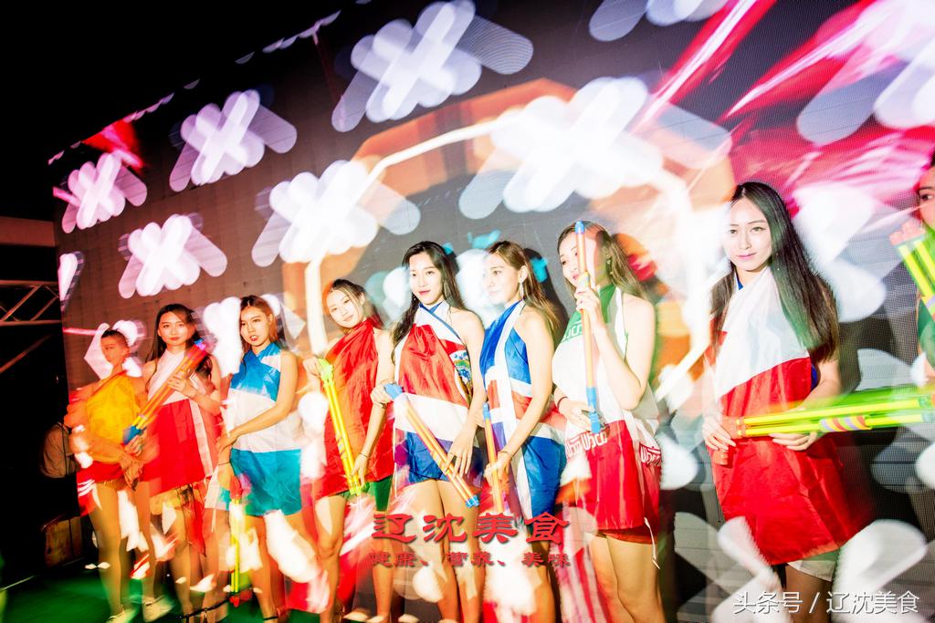 世界杯开幕球迷狂欢,世界杯预选赛沈阳足球现场球迷