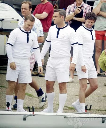 世界杯开幕式上的歌手竖中指,世界足球杯开幕式唱歌的人是谁