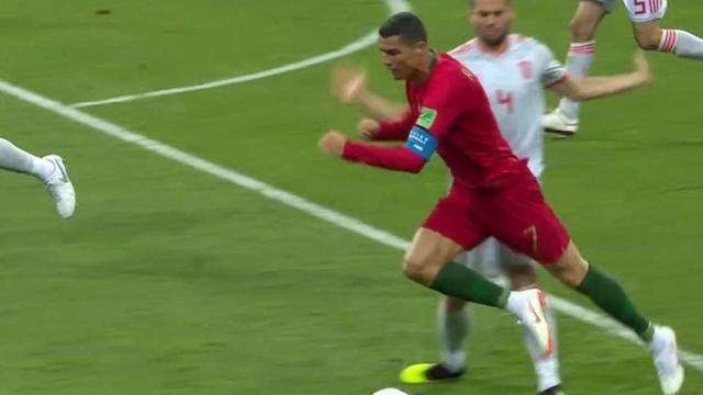 皮克看穿c罗假摔是哪场比赛,c罗假摔后强忍着不笑皮克