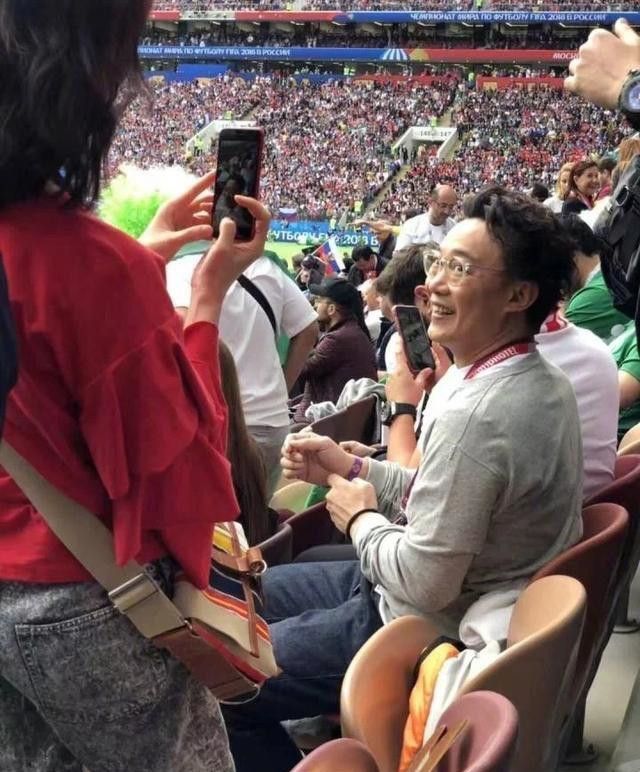 陈奕迅演唱会被竖中指搞笑视频,陈奕迅被观众竖中指的人