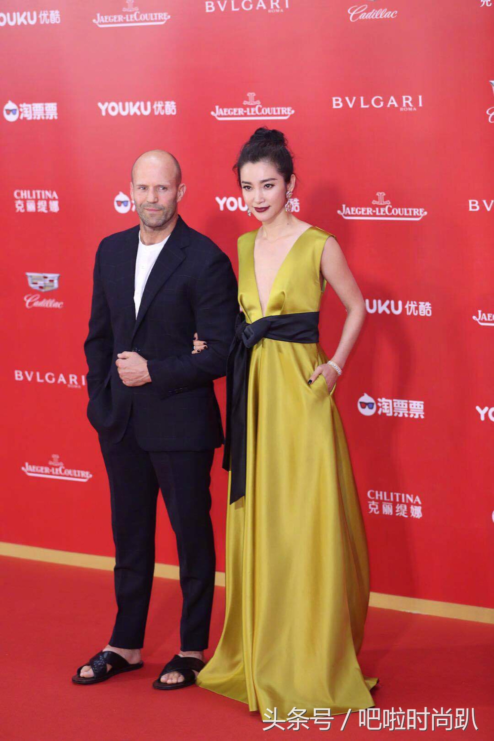 53岁刘嘉玲大秀好身材,54岁刘嘉玲穿刺绣裙图