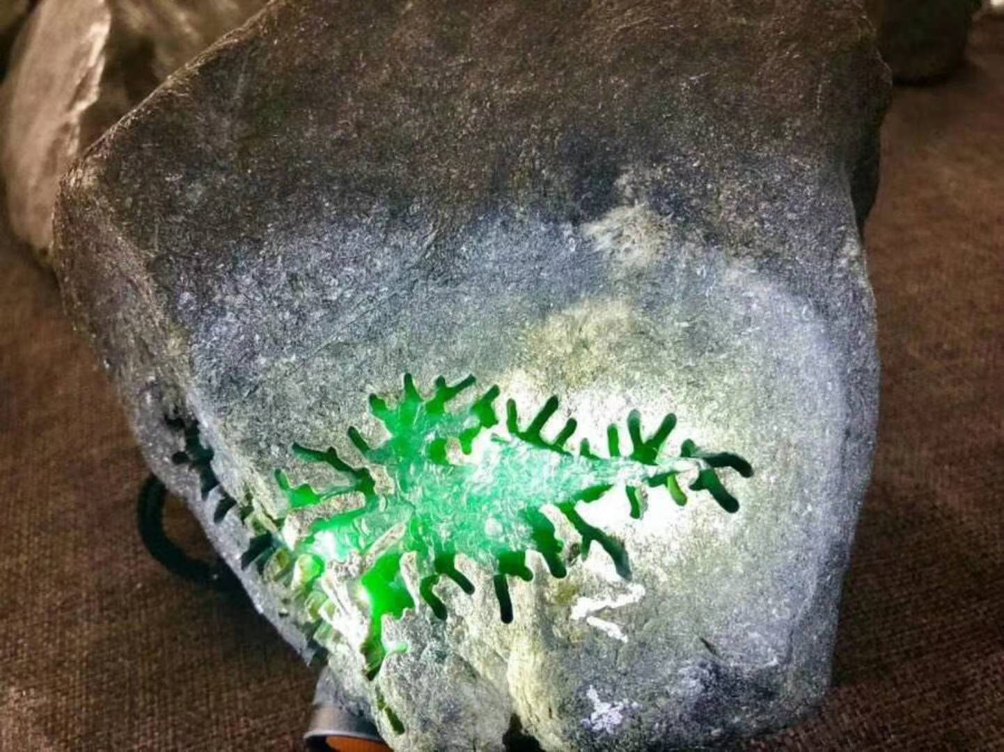 翡翠内幕缅料,翡翠原石揭秘高绿背后的陷阱