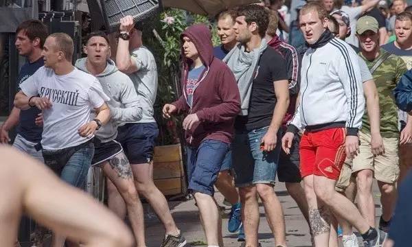 俄罗斯和英国的足球流氓斗殴,英国足球流氓