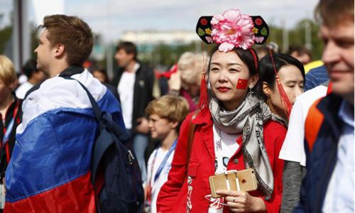 女球迷看到c罗进球后,世界杯漂亮女球迷冲进球场