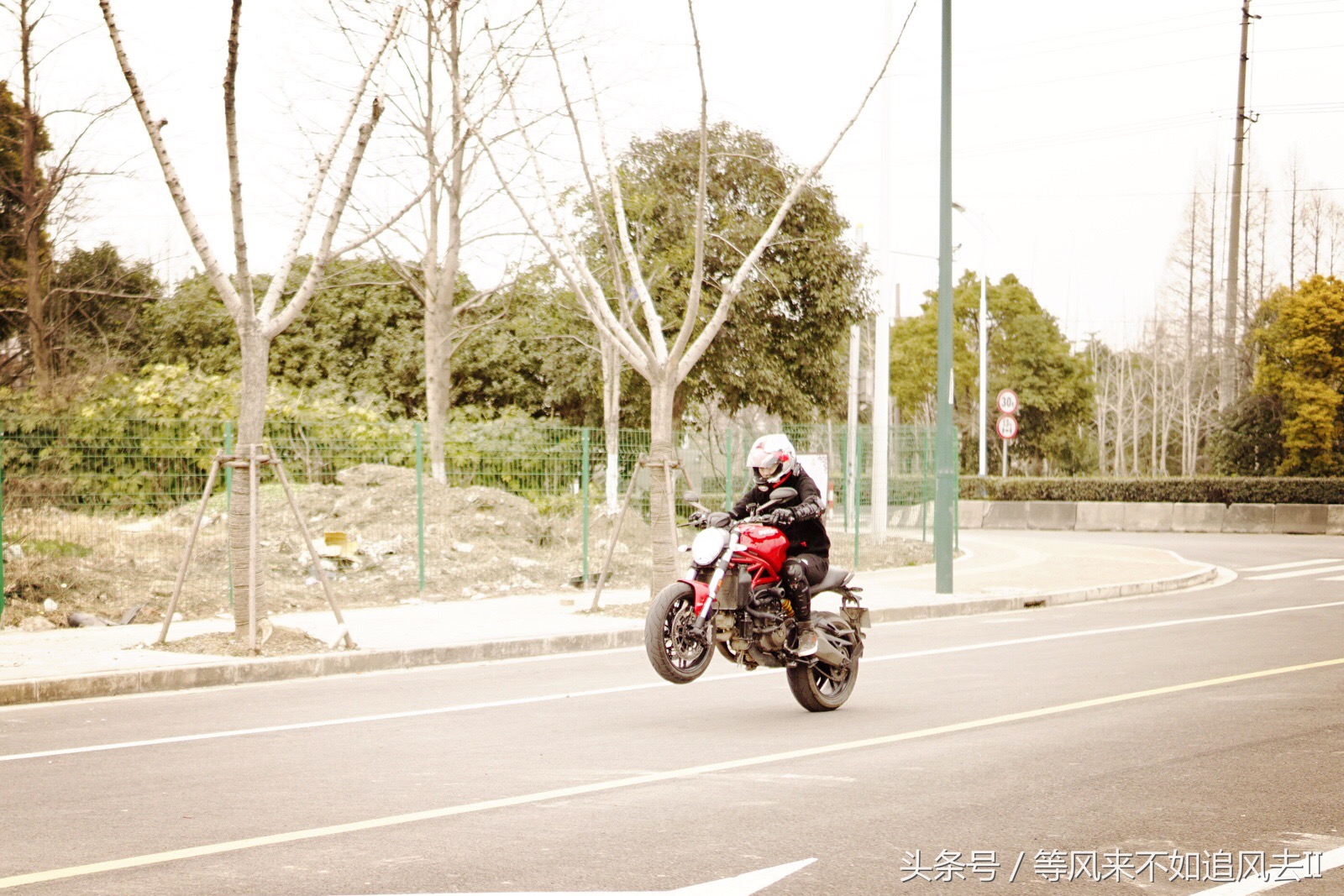 摩托车翘头怎么做到的,摩托车翘头简单技巧