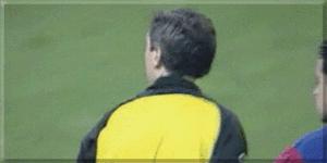 足球搞笑名场面手顶球,搞笑足球神操作