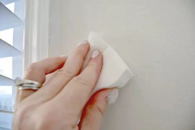 白墙弄脏了有什么补救的方法吗,白墙弄脏了怎么把它变白知乎