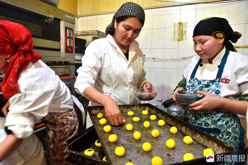 年收入10万还教出80多个徒弟，古丽巴哈开蛋糕店烹出香甜人生